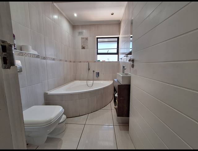4 BEDROOM FREESTANDING FOR SALE IN UVONGO